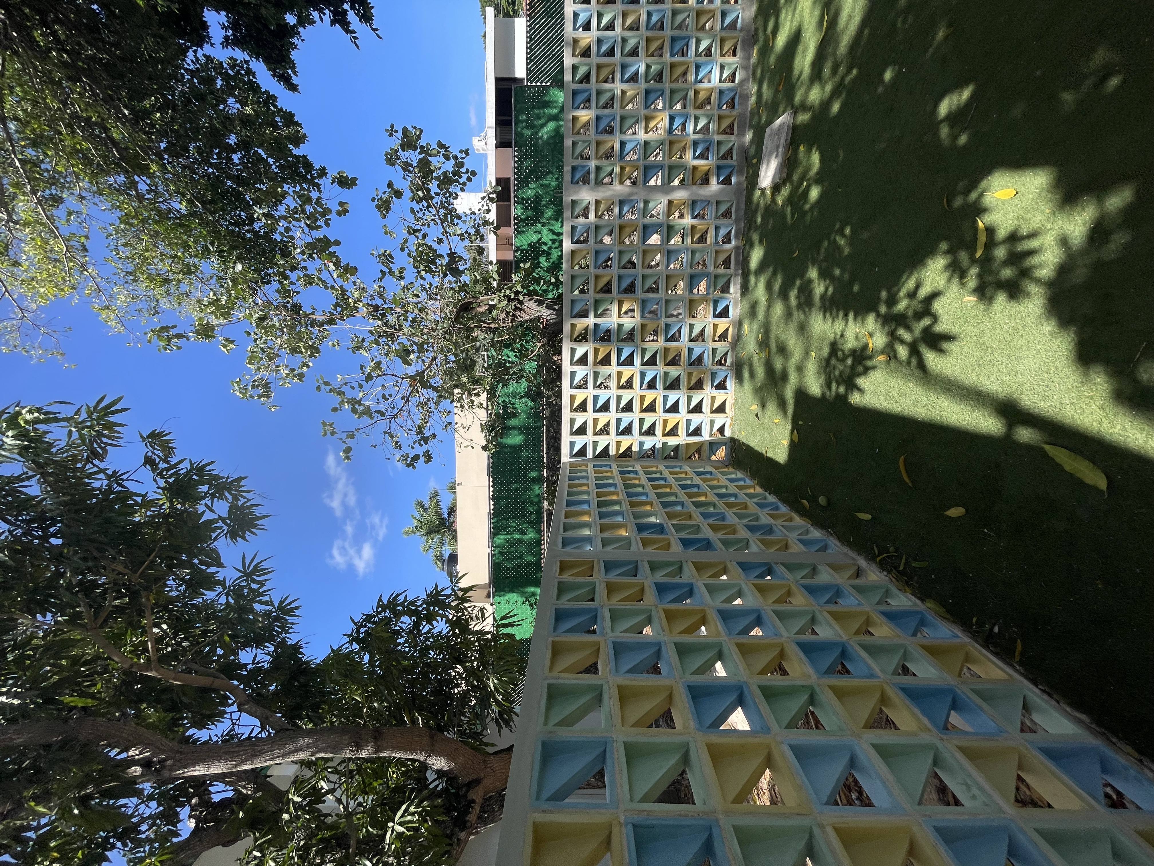 Proyecto Kínder Colegio Mérida con celosía CD08 pigmentado de Deco Taller de Concreto
