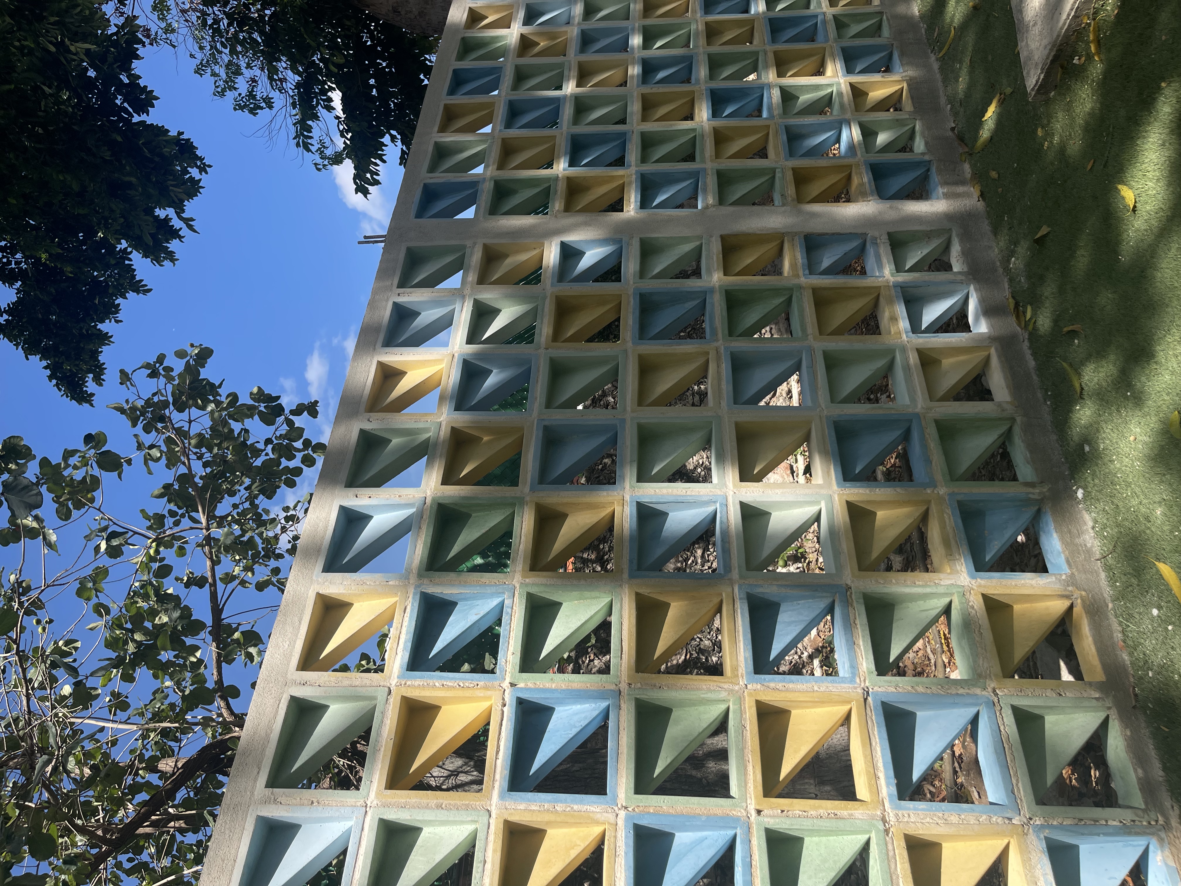 Proyecto Kínder Colegio Mérida con celosía CD08 pigmentado de Deco Taller de Concreto
