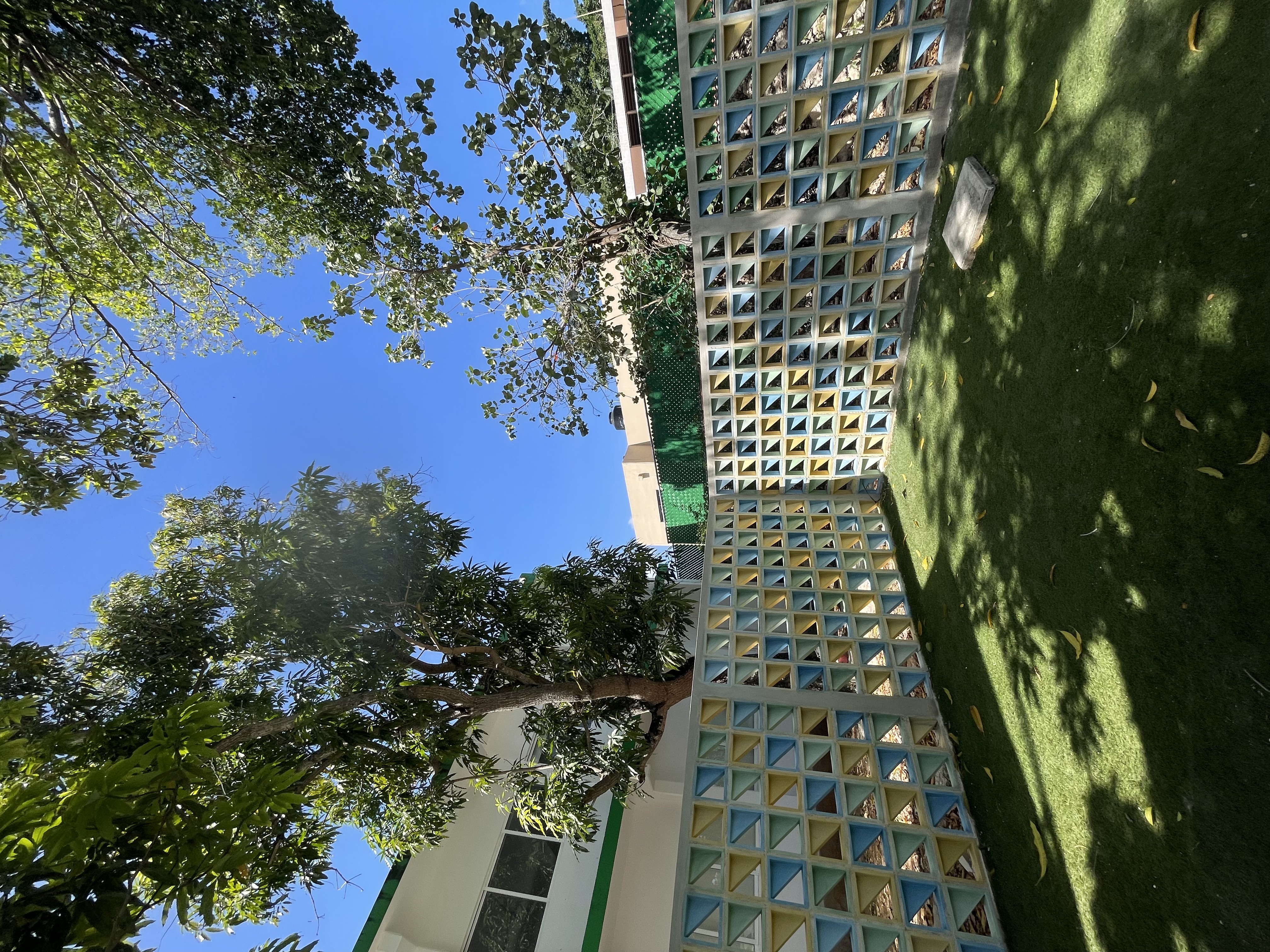 Proyecto Kínder Colegio Mérida con celosía CD08 pigmentado de Deco Taller de Concreto
