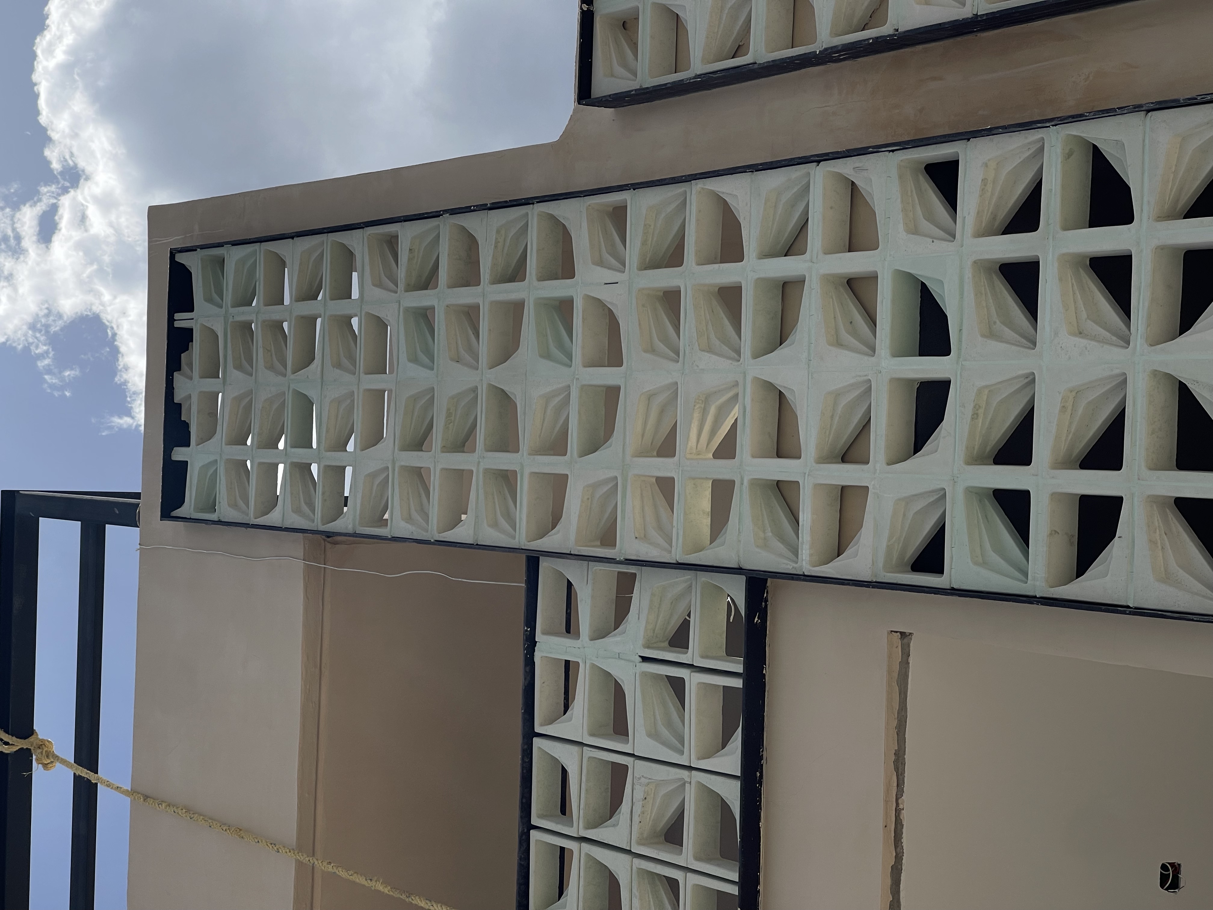 Proyecto Town Conkal con celosía CD05 pigmentado de Deco Taller de Concreto