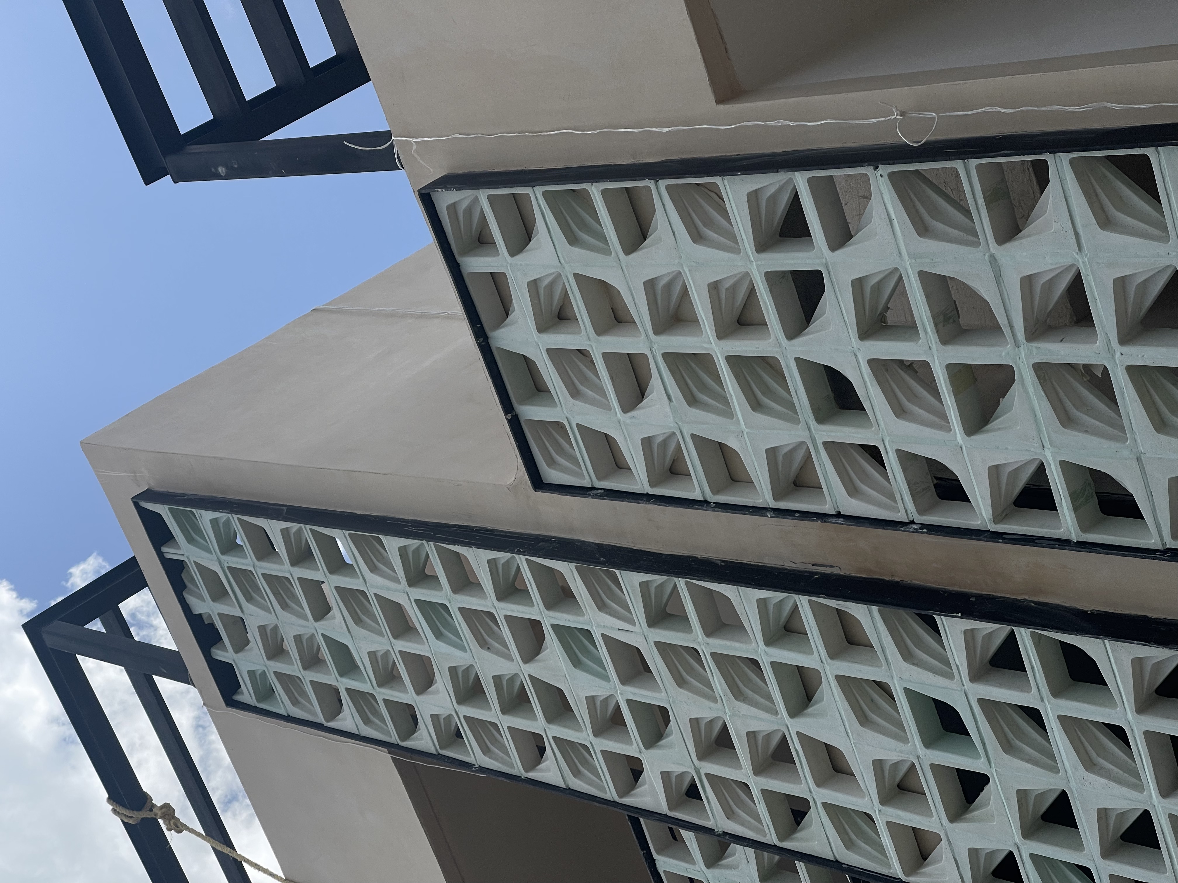 Proyecto Town Conkal con celosía CD05 pigmentado de Deco Taller de Concreto